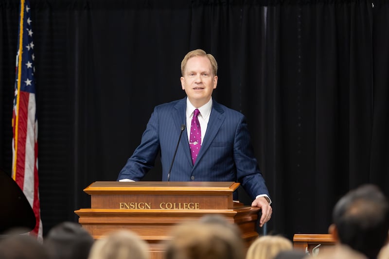 O editor do Deseret News Burke Olsen fala durante um devocional do Ensign College em Salt Lake City, 8 de setembro de 2026.