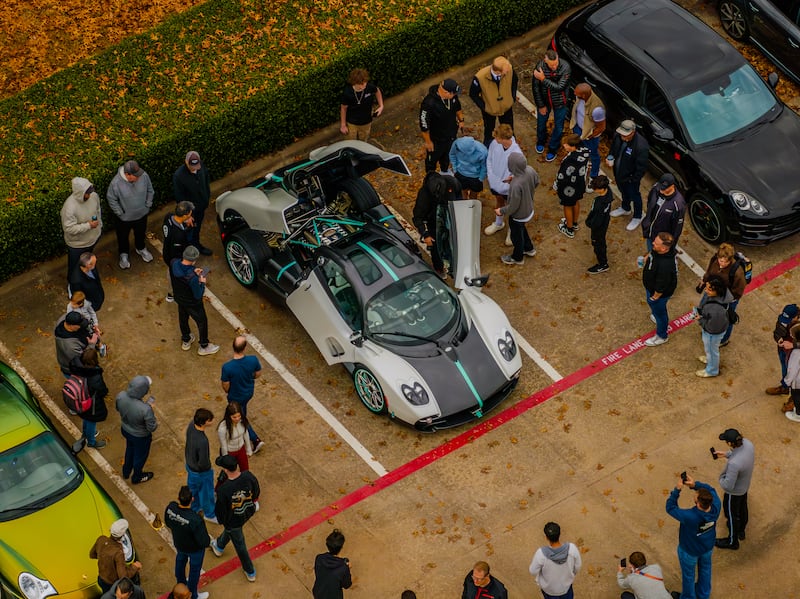 Pessoas veem carros clássicos no estacionamento de uma capela SUD em Plano, Texas, na manhã de sábado, 7 de fevereiro de 2026, durante um evento mensal "Cars and Christ".