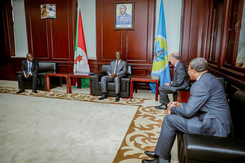 O primeiro-ministro do Burundi, Gervais Ndirakobuca, ao centro, recebe uma delegação de A Igreja de Jesus Cristo dos Santos dos Últimos Dias em Bujumbura, Burundi, em 12 de outubro de 2023.