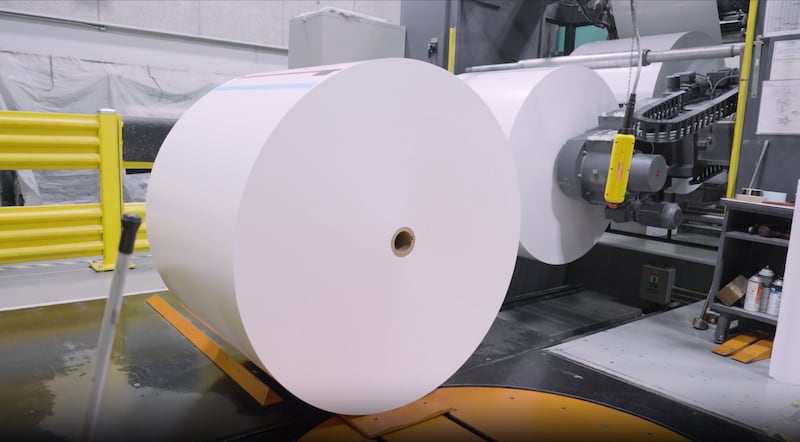 Enormes rolos de papel são carregados na prensa para imprimir cópias das revistas da Igreja em um vídeo nos bastidores lançado sábado, 27 de setembro de 2025.