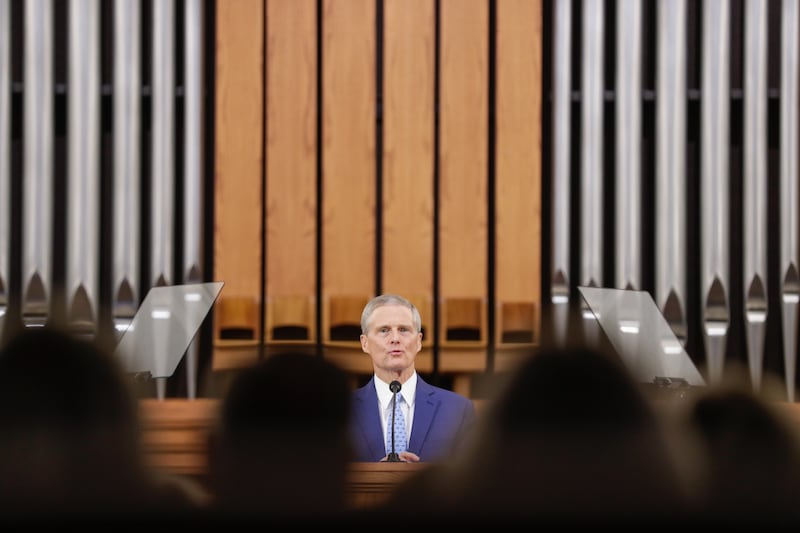 Élder David A. Bednar, do Quórum dos Doze Apóstolos, discursa durante um devocional no Instituto de Religião de Salt Lake na Universidade de Utah, em Salt Lake City no domingo, 28 de agosto de 2022.