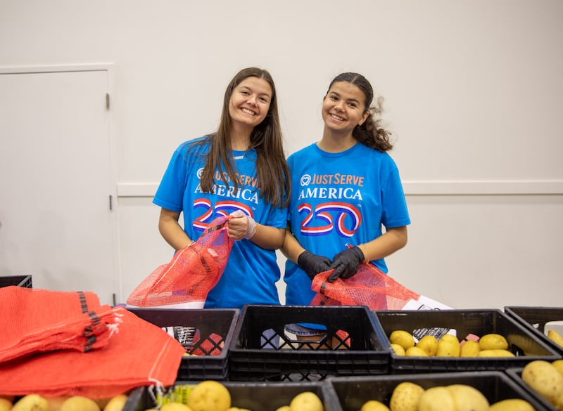 Voluntários da JustServe do Banco de Alimentos de San Antonio em San Antonio, Texas, ajudam a classificar alimentos após uma doação de alimentos de A Igreja de Jesus Cristo dos Santos dos Últimos Dias em 22 de julho de 2026.