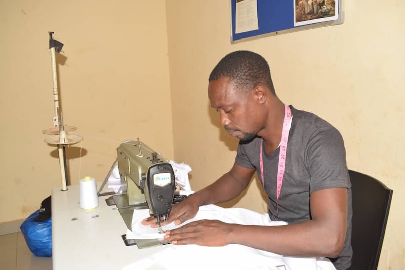 Um alfaiate usa uma máquina de costura para fazer roupas batismais brancas para um grande serviço batismal com 78 batismos em Bamaco, Mali, 18-19 de abril de 2026.