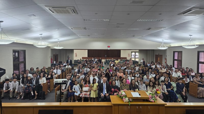 A Presidente Geral da Primária Susan H. Porter e a Irmã Andrea Muñoz Spannaus, sentadas na primeira fila no centro, tiram uma foto com crianças e pais após o devocional infantil no Rio de Janeiro, Brasil, sábado, 13 de junho de 2026.