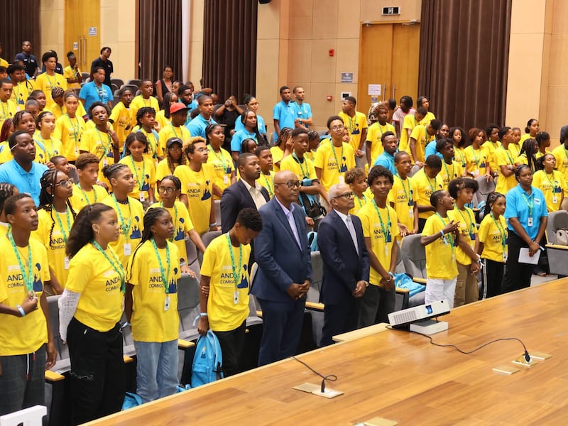 Líderes de Cabo Verde juntam-se a centenas de jovens na cerimônia de 17 de agosto de 2026 marcando o início das conferências "For the Strength of Youth" deste ano em Praia, Cabo Verde.