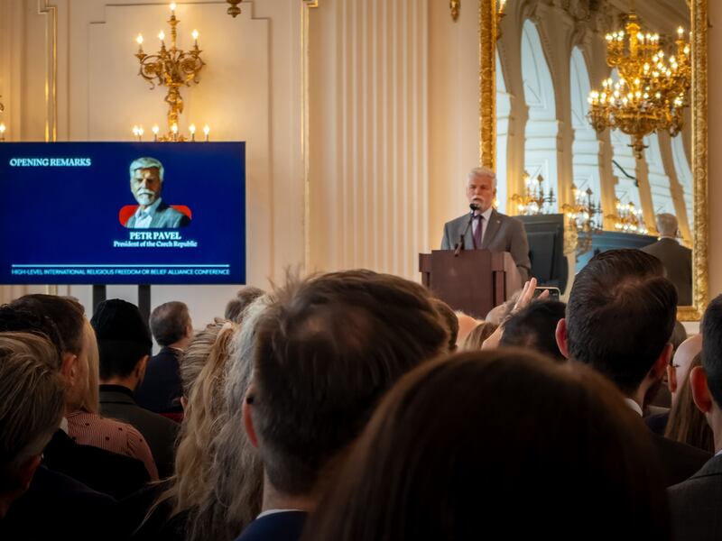 O Presidente Petr Pavel, presidente da República Tcheca, inaugura a Conferência Internacional de Alto Nível da Aliança do Artigo 18 (Aliança Internacional para a Liberdade Religiosa ou de Crença) em 12 de novembro de 2025, no Castelo de Praga, em Praga, República Tcheca.