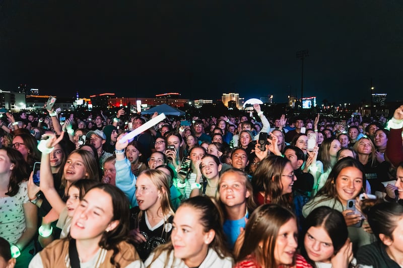 Jovens cantam e aplaudem durante o Festival de Música para Jovens de Las Vegas na UNLV no sábado, 17 de outubro de 2026.
