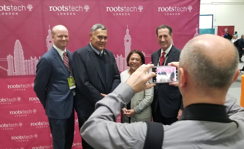 Convidados são fotografados em sessão VIP da RootsTech Londres no salão de exibição durante sessões de visitação para embaixadores e guardiões de registros na quinta, dia 24 de outubro, 2019, em Londres, Grã-Bretanha.