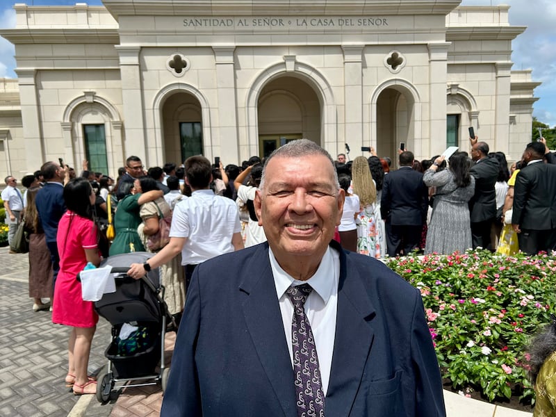 Salvador Sotelo Salgado encontra-se do lado de fora do Templo de Managua Nicarágua após sua dedicação em Managua, Nicarágua, no domingo, 18 de outubro de 2026.