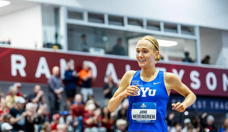 Jane Hedengren, da BYU, sorri ao vencer a corrida de 5.000 metros no NCAA Indoor Track and Field Championships.