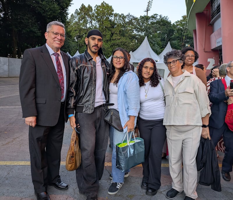 Alan Silva, à esquerda, membro do Coro do Tabernáculo na Praça do Templo, do Brasil, que mora em Utah, faz uma pausa para uma foto com familiares do Brasil após a apresentação do Coro do Tabernáculo e Orquestra na Praça do Templo no Ginásio do Ibirapuera como parte da turnê "Songs of Hope" em São Paulo, Brasil, no domingo, 1 de março de 2026.