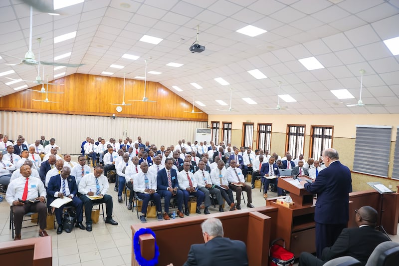 Elder Quentin L. Cook dirige-se aos líderes locais da Igreja de Nigéria na reunião de instrução da Área África Oeste realizada em 14 de fevereiro de 2026.