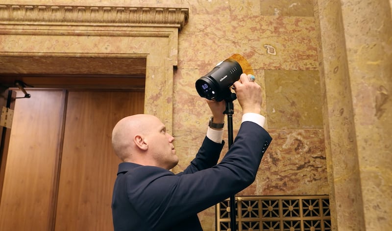 O fotógrafo da Igreja Cody Bell se prepara para uma sessão de fotos no Prédio da Administração da Igreja em Salt Lake City, Utah.