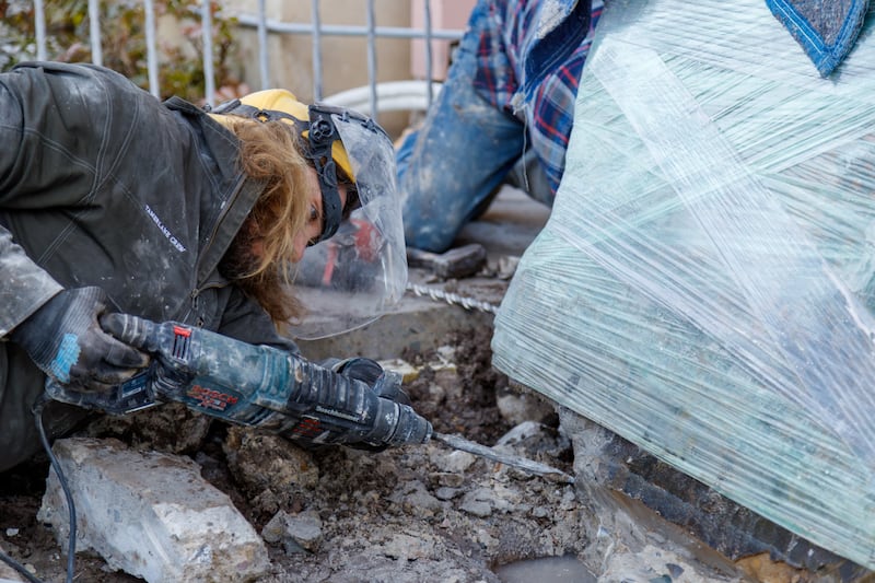 Um especialista em manuseio de arte remove concreto de um petróglifo de 2.500 libras criado pelos ancestrais da Banda Northwestern da Nação Shoshone na segunda-feira, 8 de dezembro de 2025, em Tremonton, Utah.