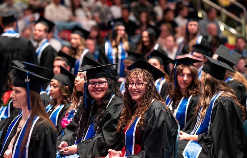 Os formandos entram no Centro da BYU–I em Rexburg, Idaho, para a cerimônia de formatura na sexta-feira, 10 de abril de 2026, em Rexburg, Idaho.
