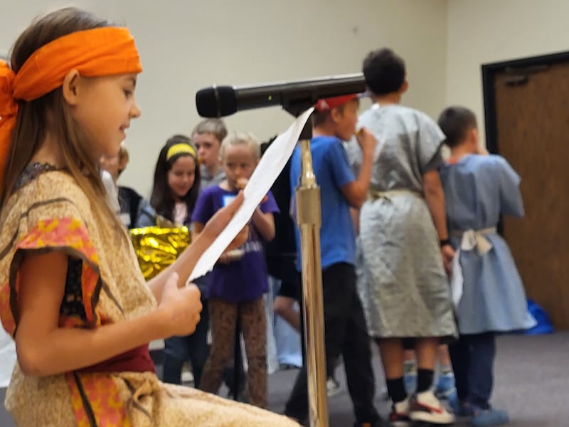 Crianças de idade Valiant na Estaca Orem Utah participam de uma esquete sobre Josué e a batalha de Jericó durante uma atividade da Primária em Orem, Utah, em 14 de março de 2026.