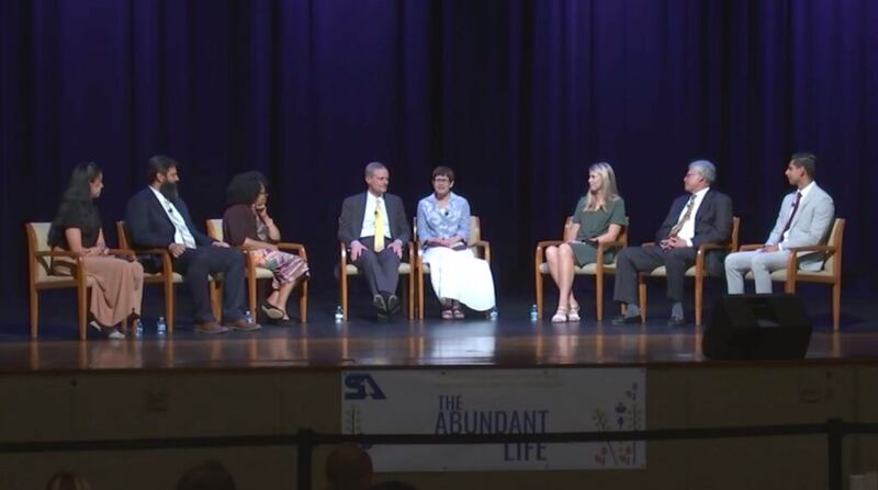 Élder David A. Bednar, do Quórum dos Doze Apóstolos, e sua esposa, a irmã Susan Bednar, discursam para adultos solteiros na sexta-feira, dia 6 de agosto de 2021, de Oakland, Califórnia.